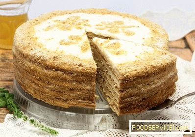Медена торта са лимунском кремом